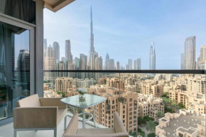 Spacious 4 bedrooms Great location Burj Khalifa View Amazing pool and gym, Perfect holiday !